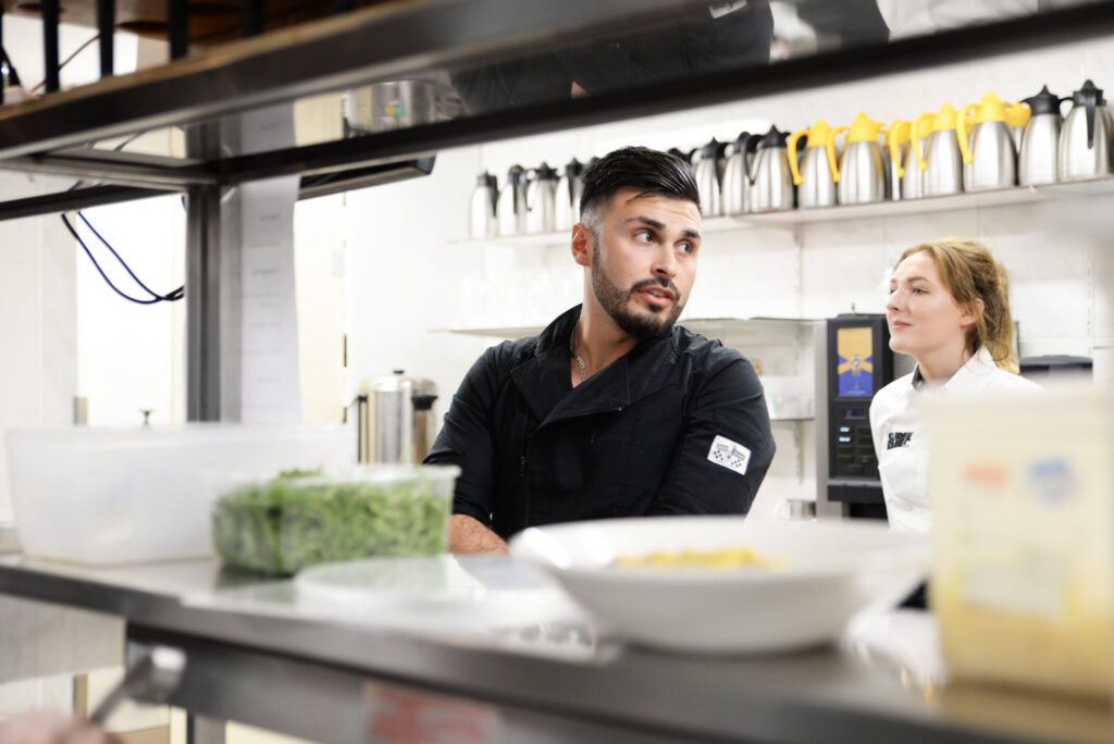 Foto van medewerker keuken Moeke Nijkerk